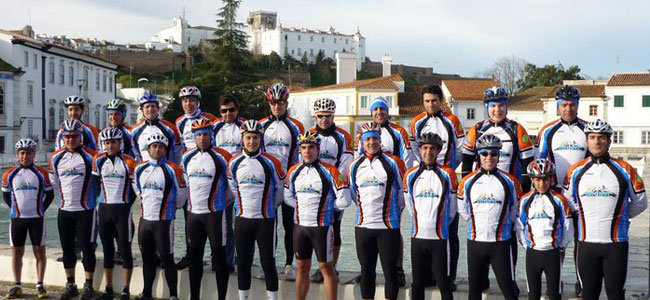 Cerca de trinta atletas do Sobe e Desce Team alinhados em Estremoz com o segundo equipamento, em azul, branco e laranja
