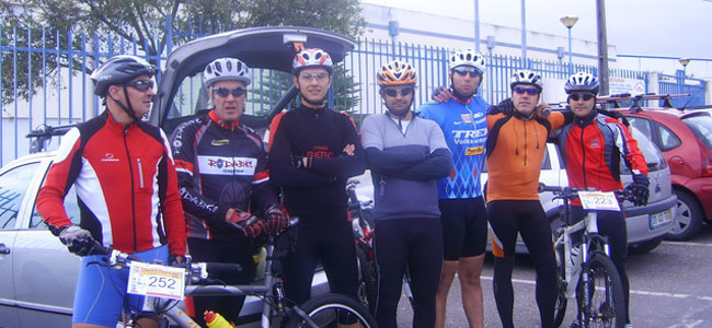 Os primeiros elementos do grupo, de bicicleta, nos primeiros tempos do Sobe e Desce Team